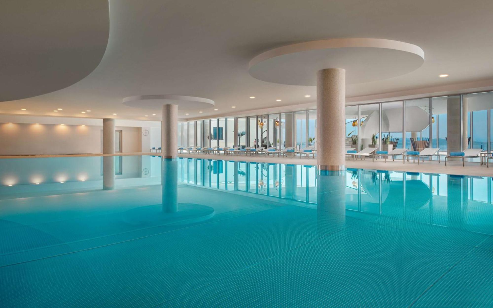 Hilton Rijeka Costabella Beach Resort And Spa Eksteriør billede The swimming pool at the hotel