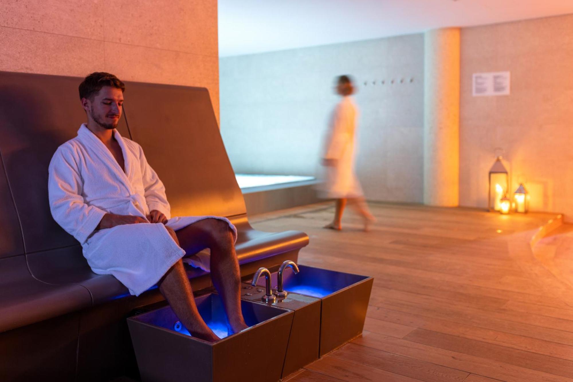 Hilton Rijeka Costabella Beach Resort And Spa Eksteriør billede A foot bath