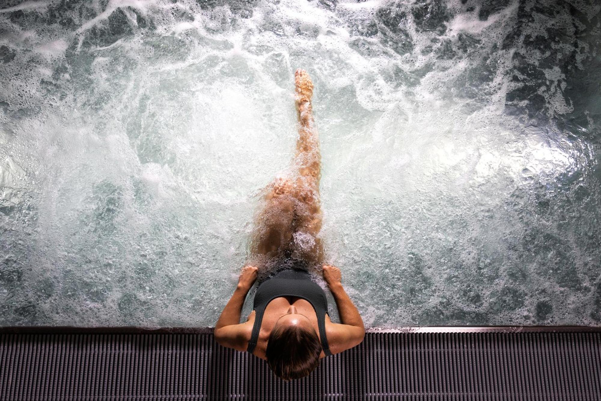 Hilton Rijeka Costabella Beach Resort And Spa Eksteriør billede A woman in a whirlpool