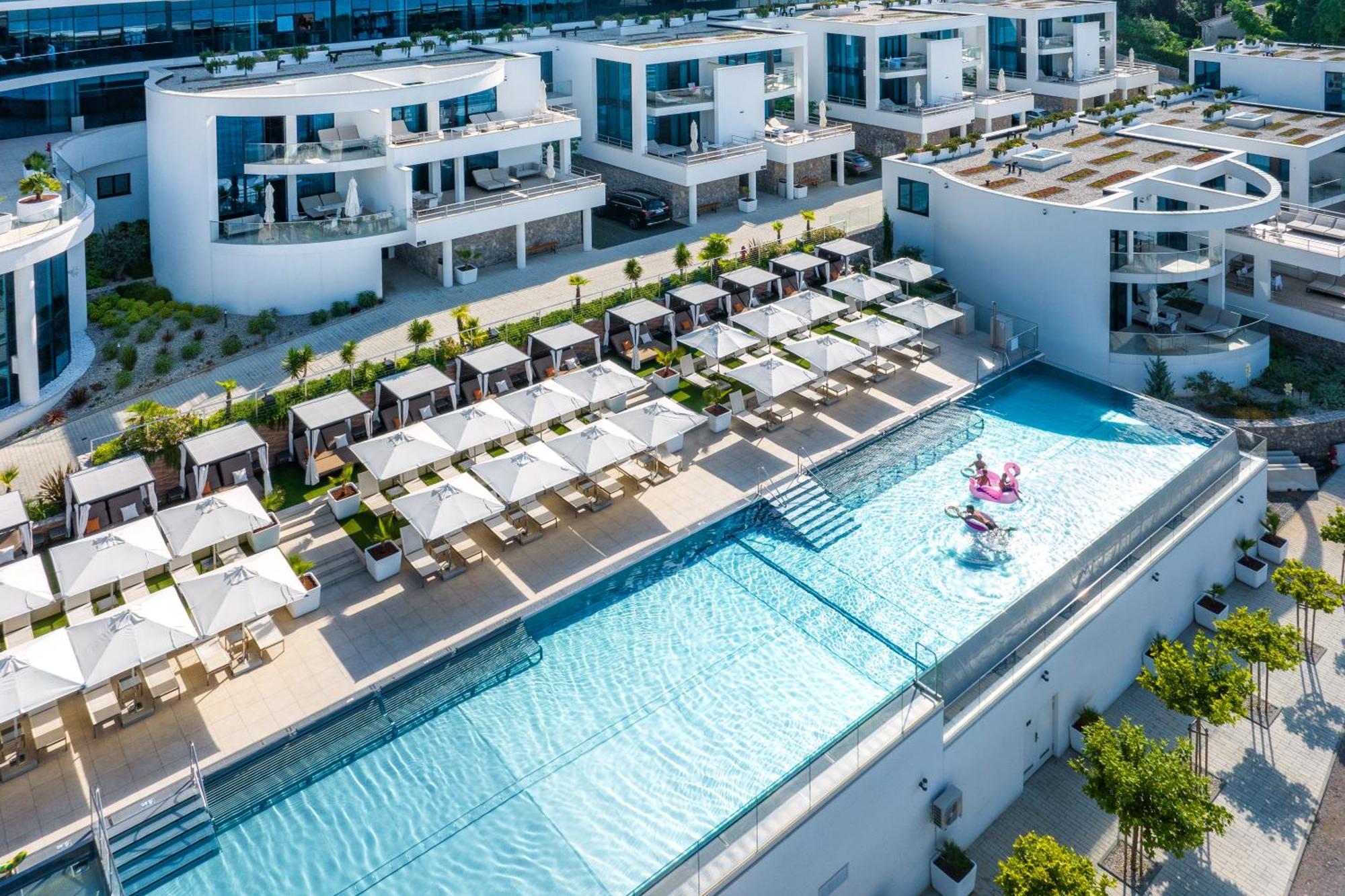 Hilton Rijeka Costabella Beach Resort And Spa Eksteriør billede The hotel's rooftop pool