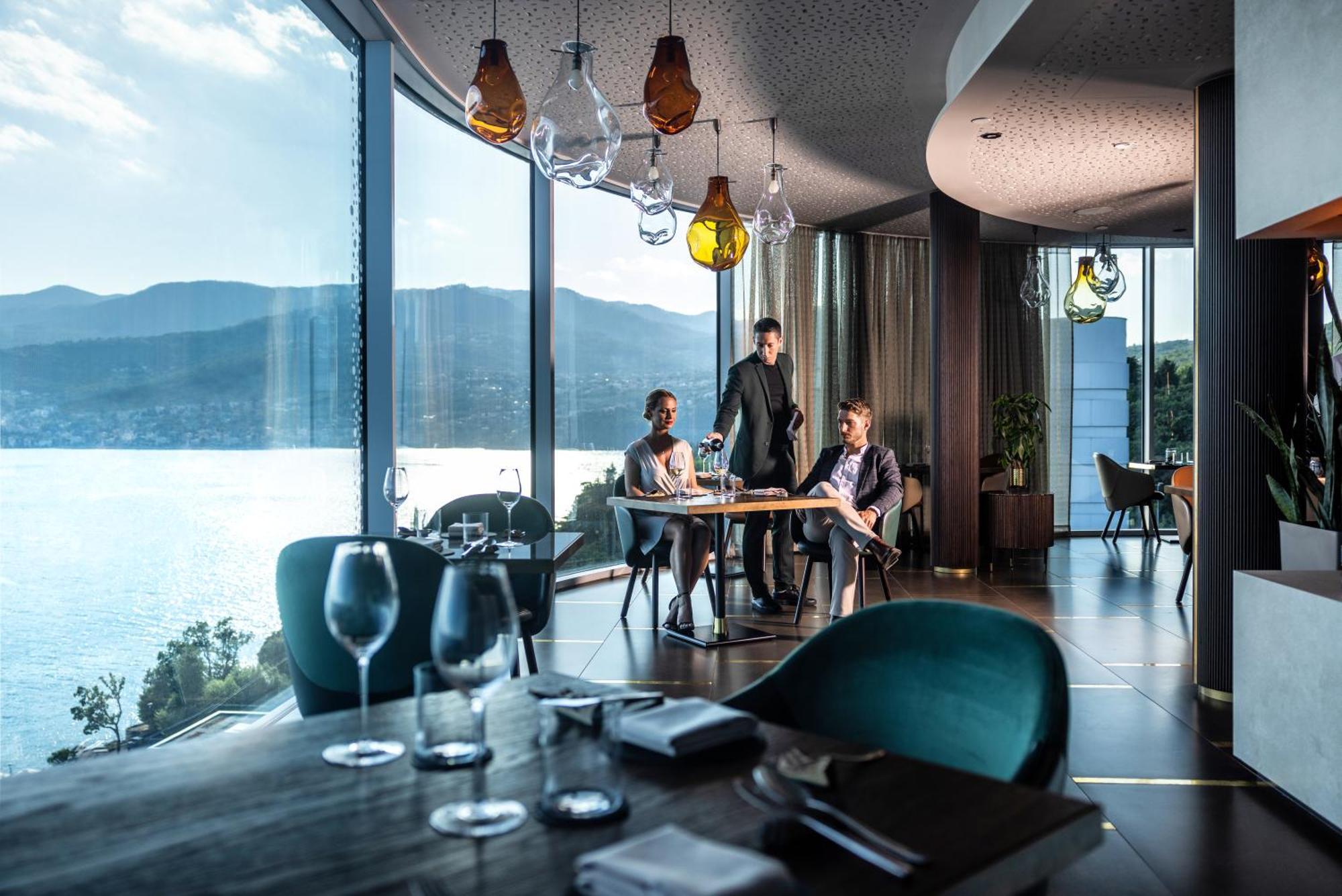 Hilton Rijeka Costabella Beach Resort And Spa Eksteriør billede Restaurant 1705