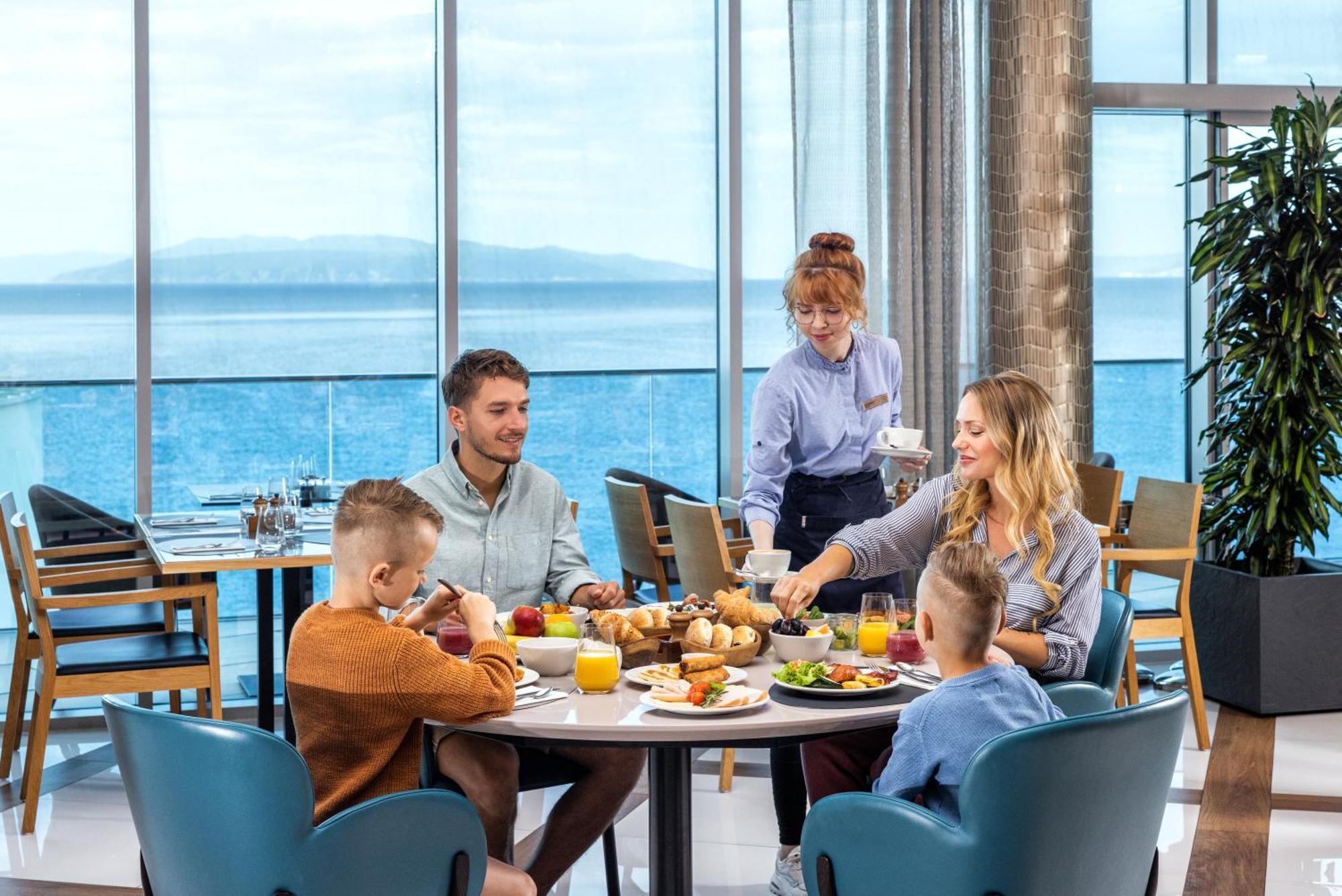 Hilton Rijeka Costabella Beach Resort And Spa Eksteriør billede Family dining at the airport
