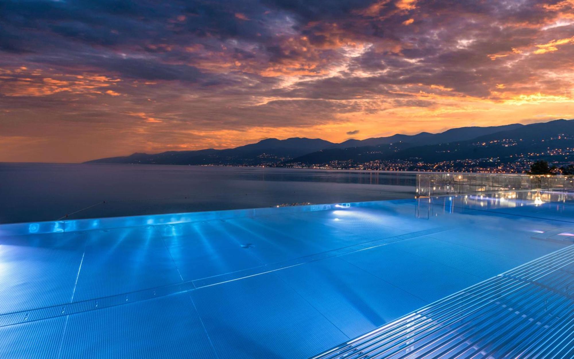 Hilton Rijeka Costabella Beach Resort And Spa Eksteriør billede View of the pool at the hotel