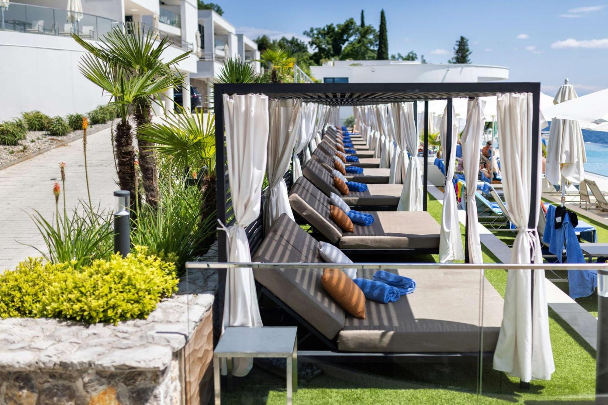 Hilton Rijeka Costabella Beach Resort And Spa Eksteriør billede Cabana at a resort