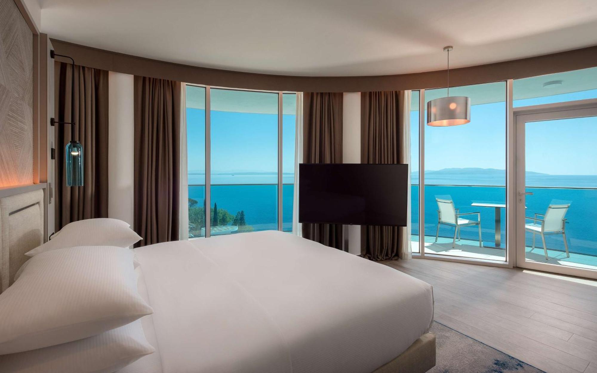 Hilton Rijeka Costabella Beach Resort And Spa Eksteriør billede Suite