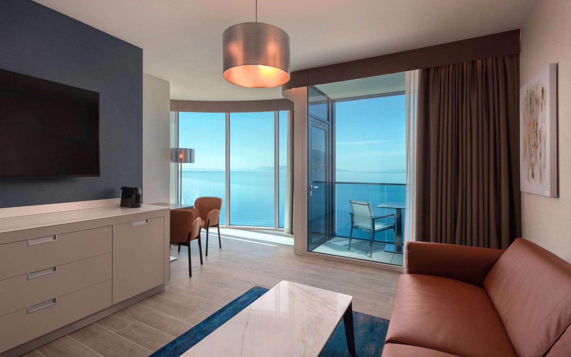 Hilton Rijeka Costabella Beach Resort And Spa Eksteriør billede A suite at the Hilton London West End